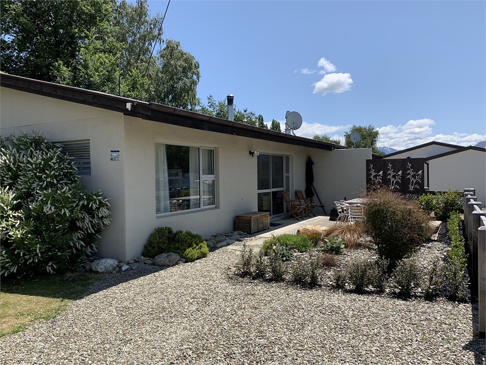 Sun-bathed outdoor patio & BBQ area