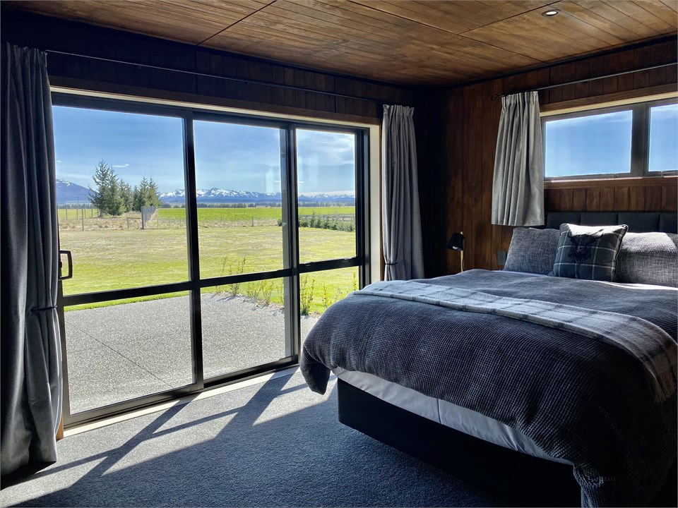 Bedroom 1 - Queen bed