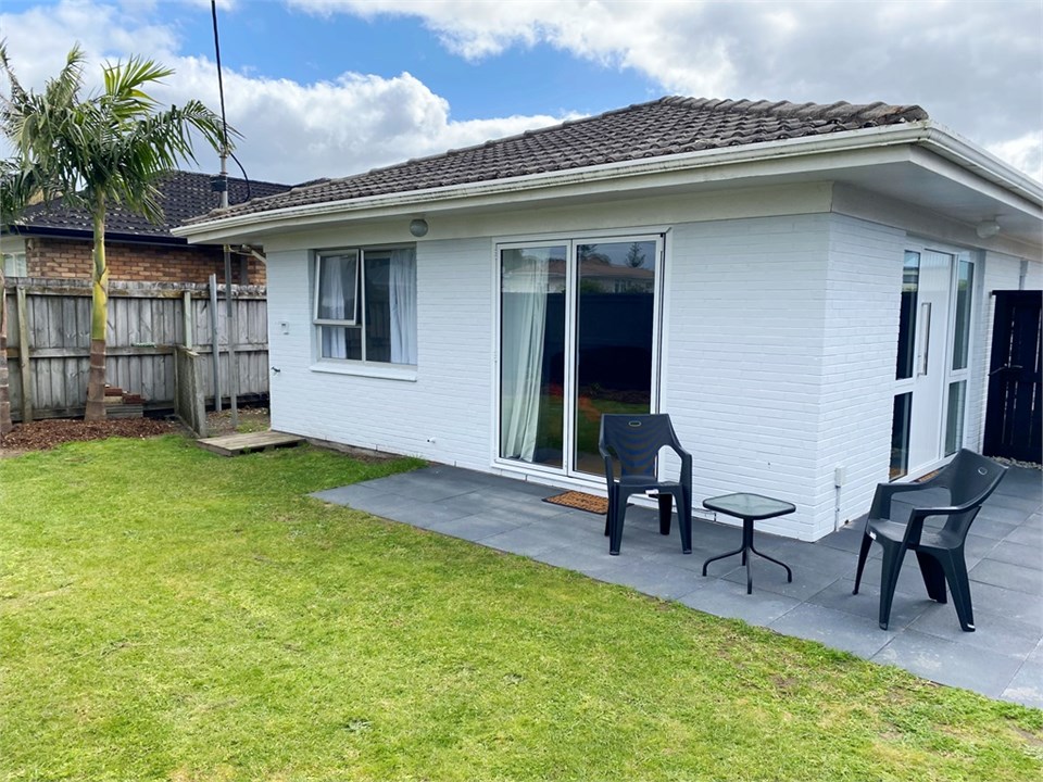 Pine Unit Orewa Beach Orewa Beach Townhouse for rent Holiday Houses
