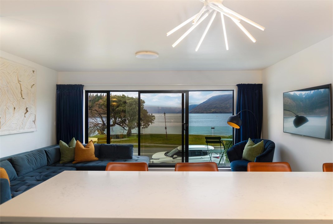 TAHUNA LAKEFRONT LUXURY AURA QUEENSTOWN HOLIDAY HO