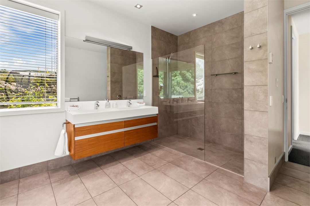 Master bedroom ensuite