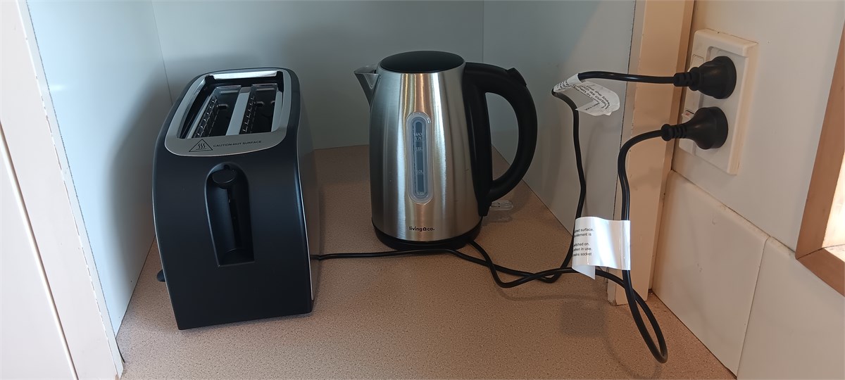 Toaster & Jug in Kitchen