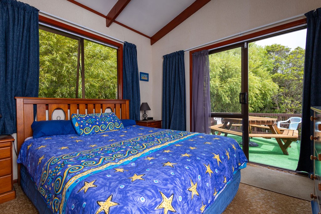 Upstairs Bedroom 1 (Queen bed)