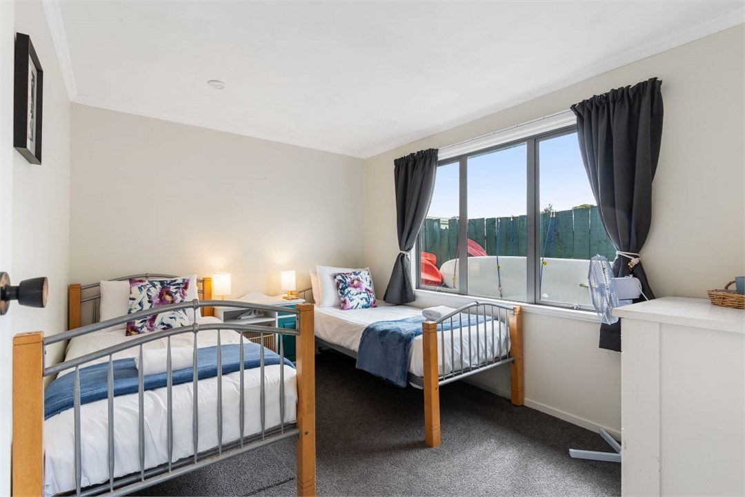 2x Single beds (sleep-out)