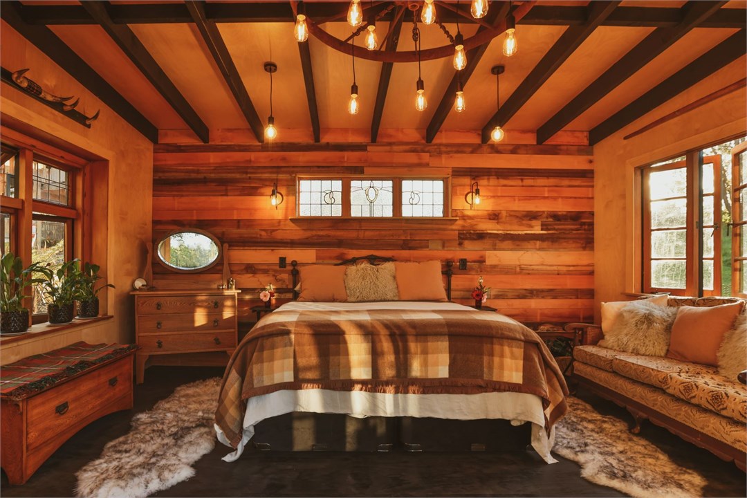 Kissing Gate: Outlander Cabin