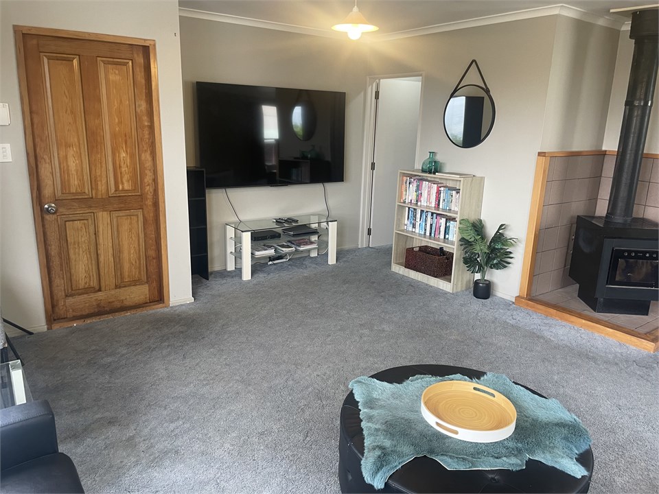 75" Flat Screen (SKY Sports incl; streaming own lo