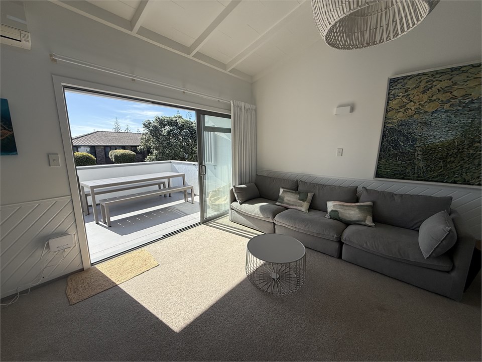 lounge access to deck