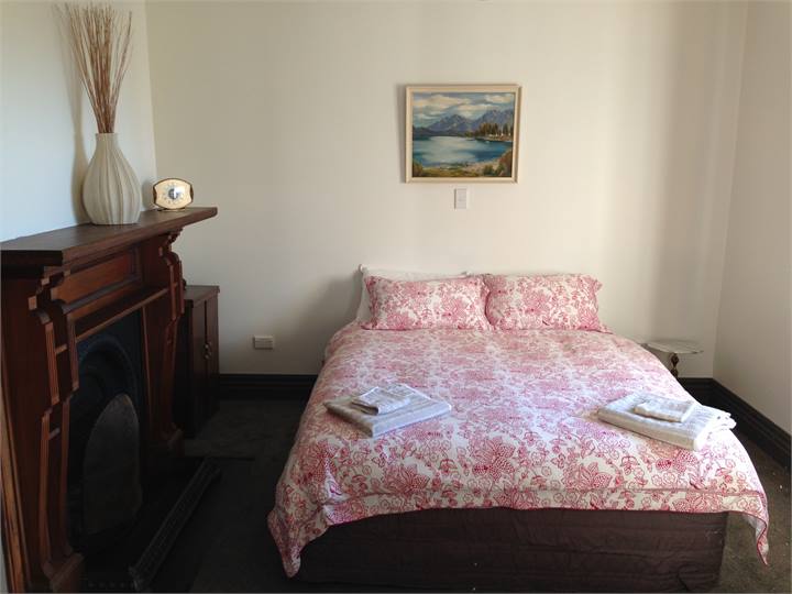 Bedroom 1 - 1 x Queen