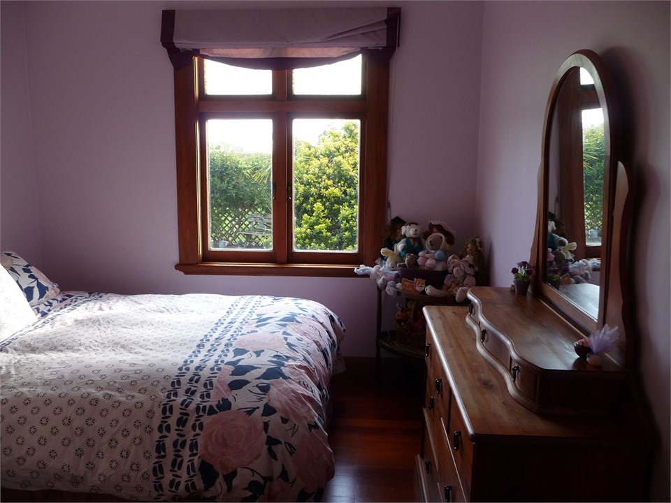 Bedroom 3 ( King Bed )