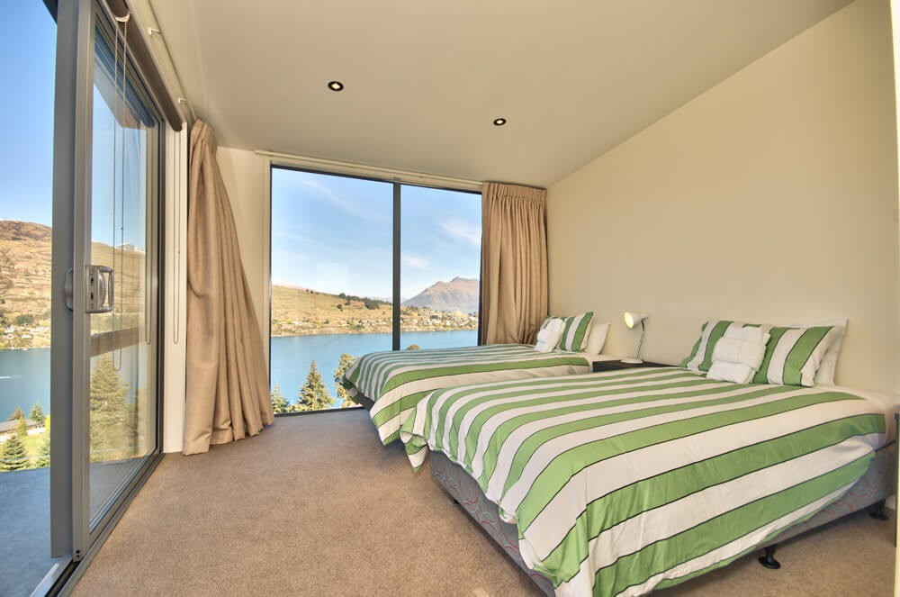 04 SPACIOUS BEDROOMS - ALL with AMAZING LAKE VIEWS