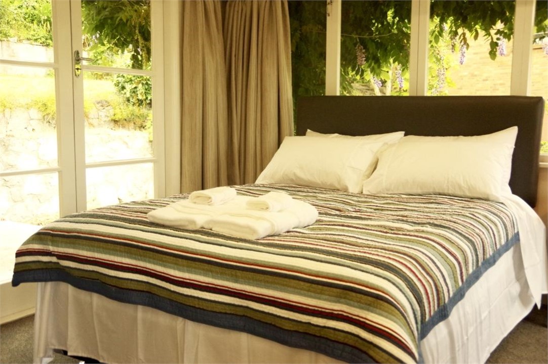 room has queen bed ( lake view, garden view)