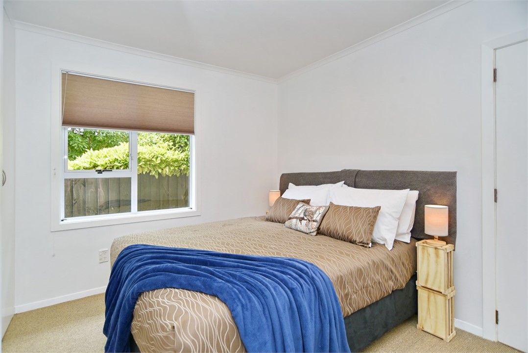 Bedroom 1 has a Queen bed