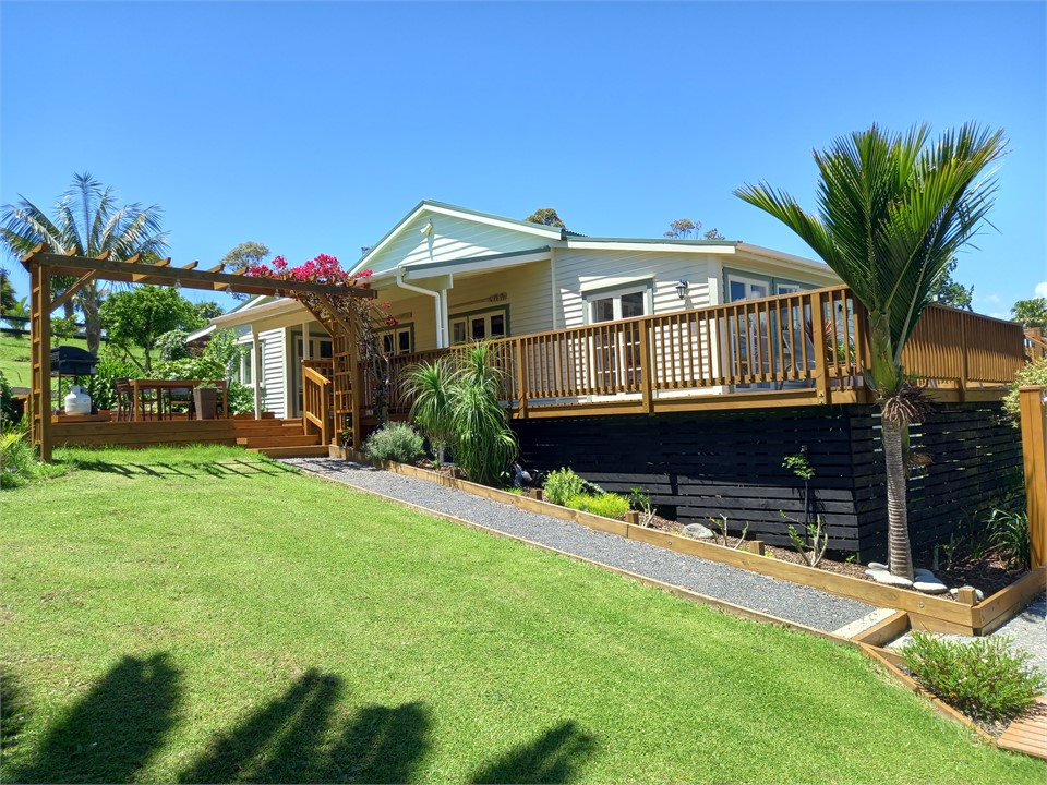 Nice, sunny deck&BBQ area