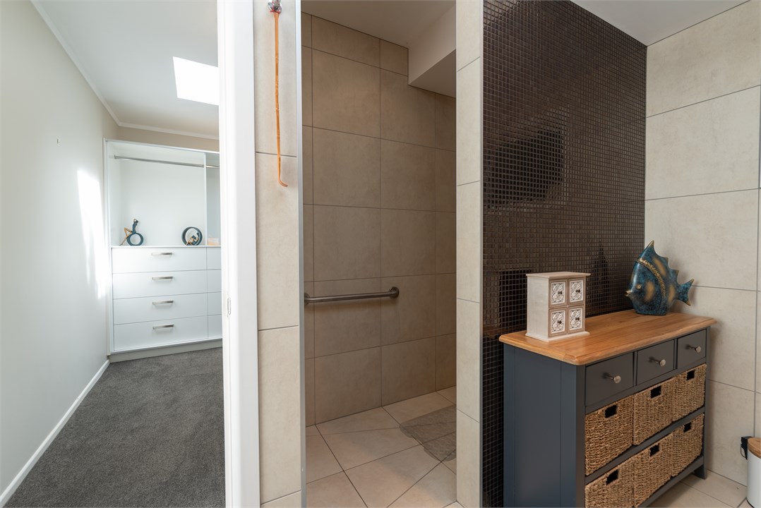 Master Walk In Wardrobe