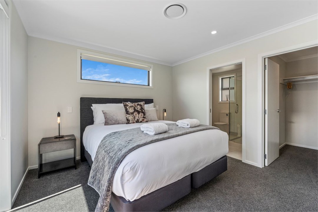 Master bedroom: 1 x King. Ensuite & walk in wardro