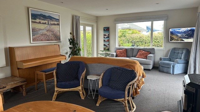 Sunny north facing lounge