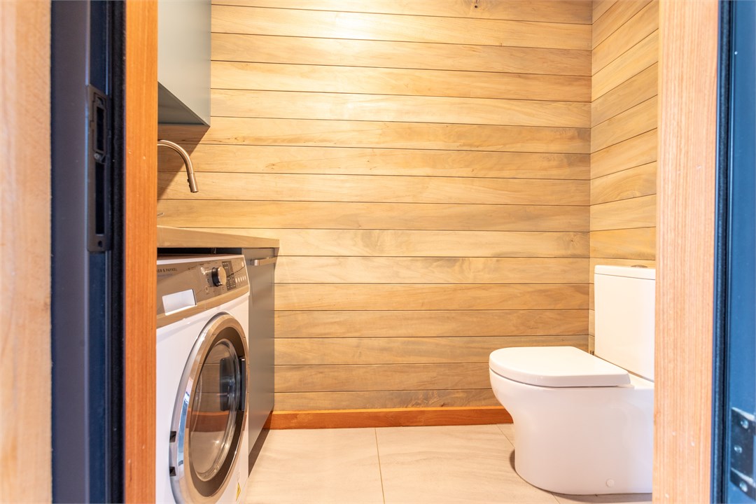 Half bathroom / Laundry