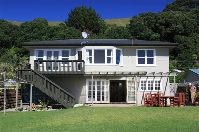 Sunny and spacious beachfront home