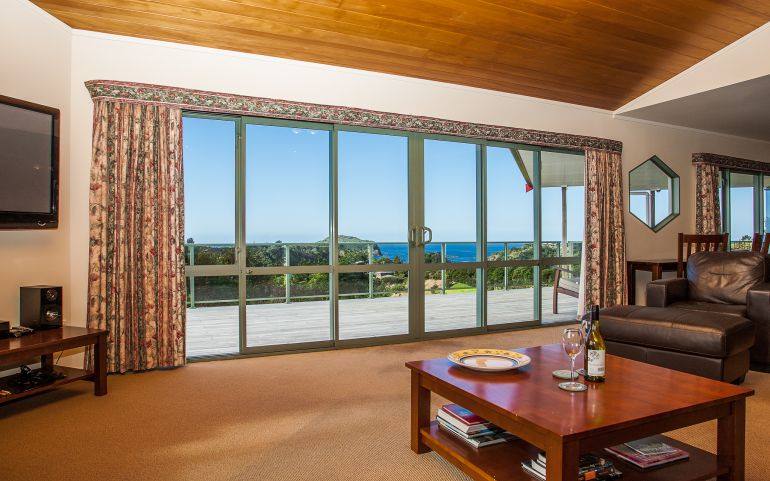 Open plan living area - Tutukaka Holiday Home