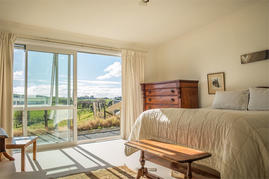 Bedroom with Queen bed and single bed