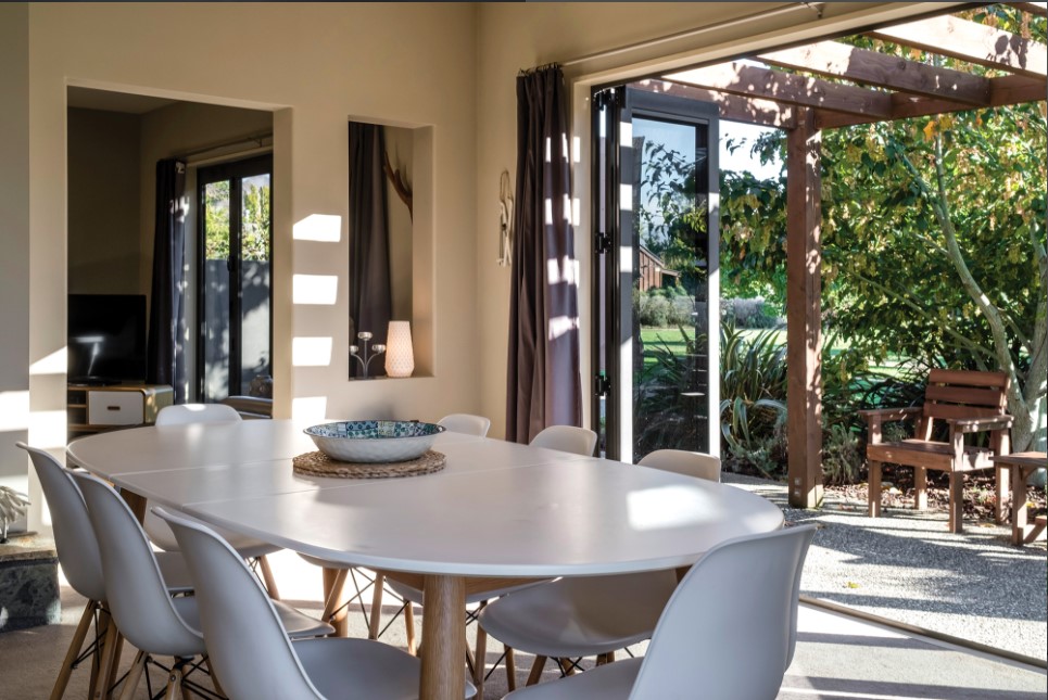 Lovely spacious dining area