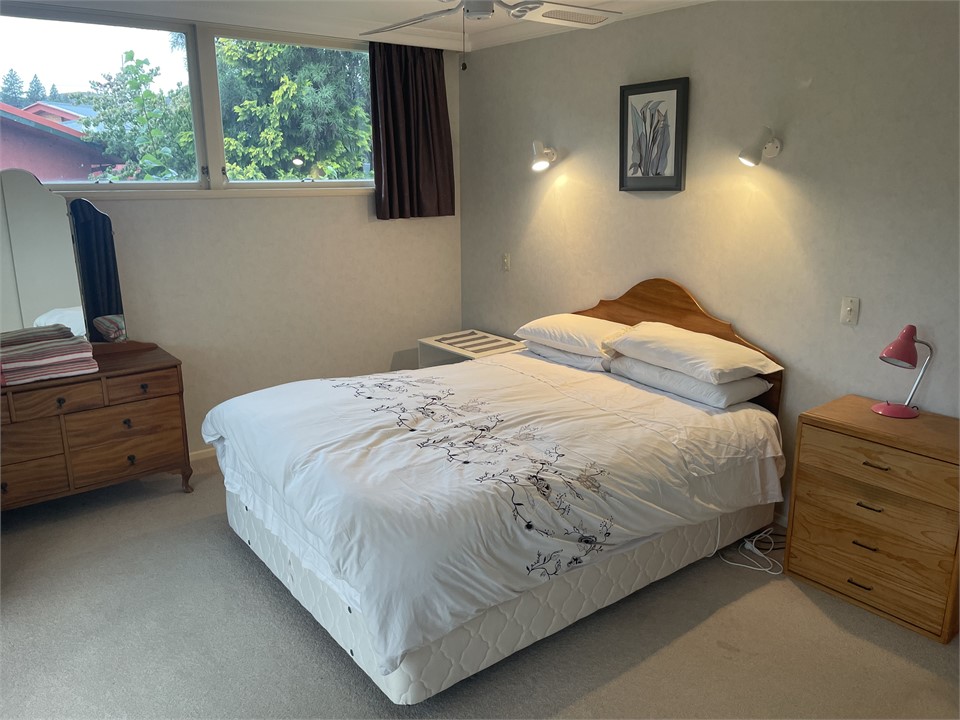 Master Bedroom - Queen Bed