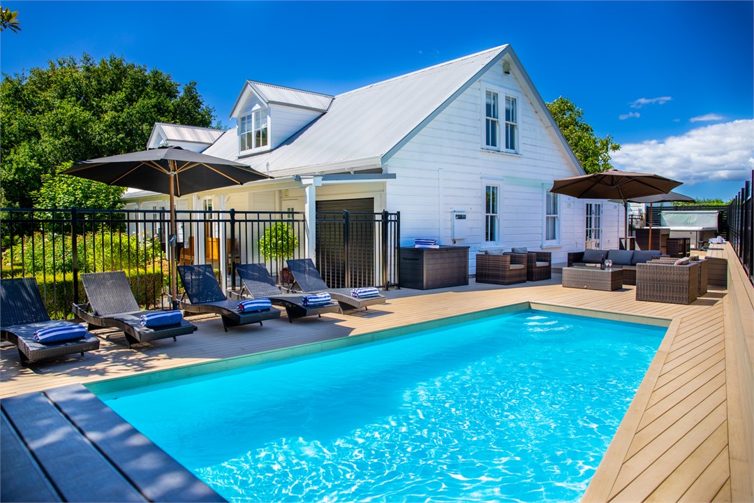 Relaxation and pool area with spa