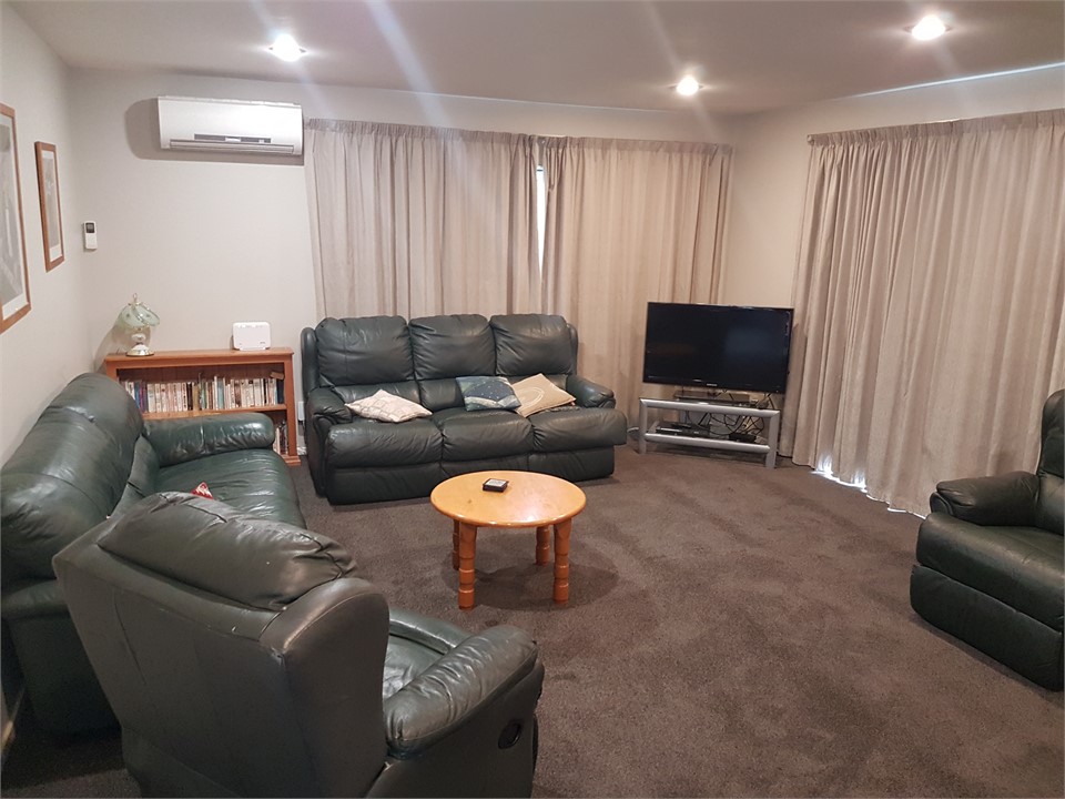 Separate lounge with heatpump/air-con