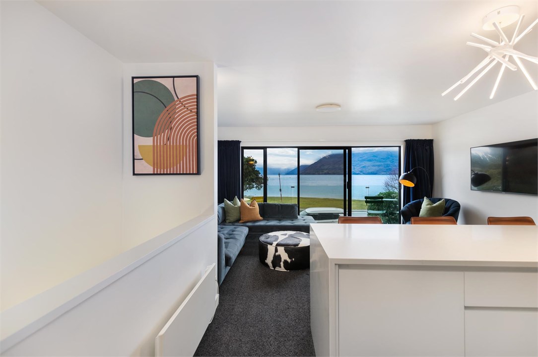 TAHUNA LAKEFRONT LUXURY AURA QUEENSTOWN HOLIDAY HO