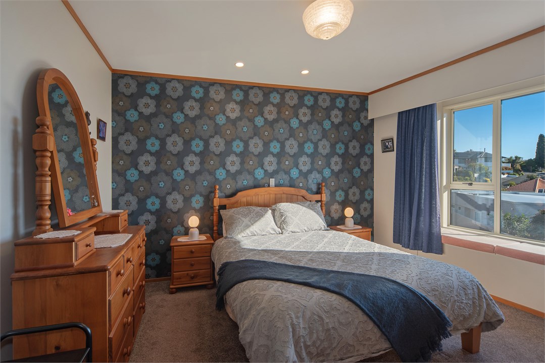 Master Bedroom with Queen Bed