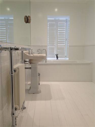 French white en suite bathroom