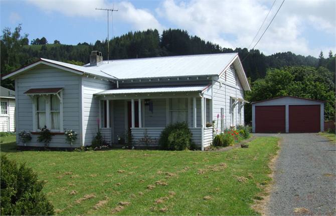Riverlea Cottage front of the house from the Road