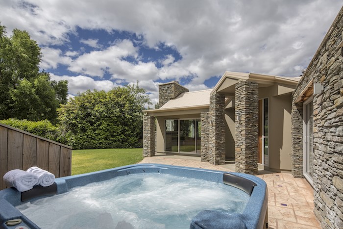 Spa Pool with garden view