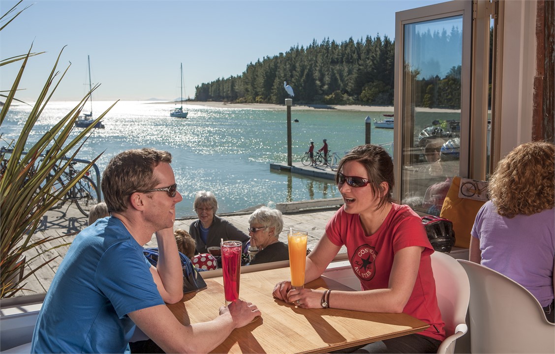 Wharf cafes/beaches/artisan studios just 4min away
