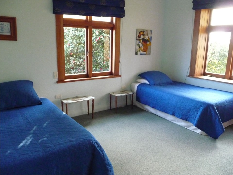 Bedroom 4 ( 2 x King Single beds )