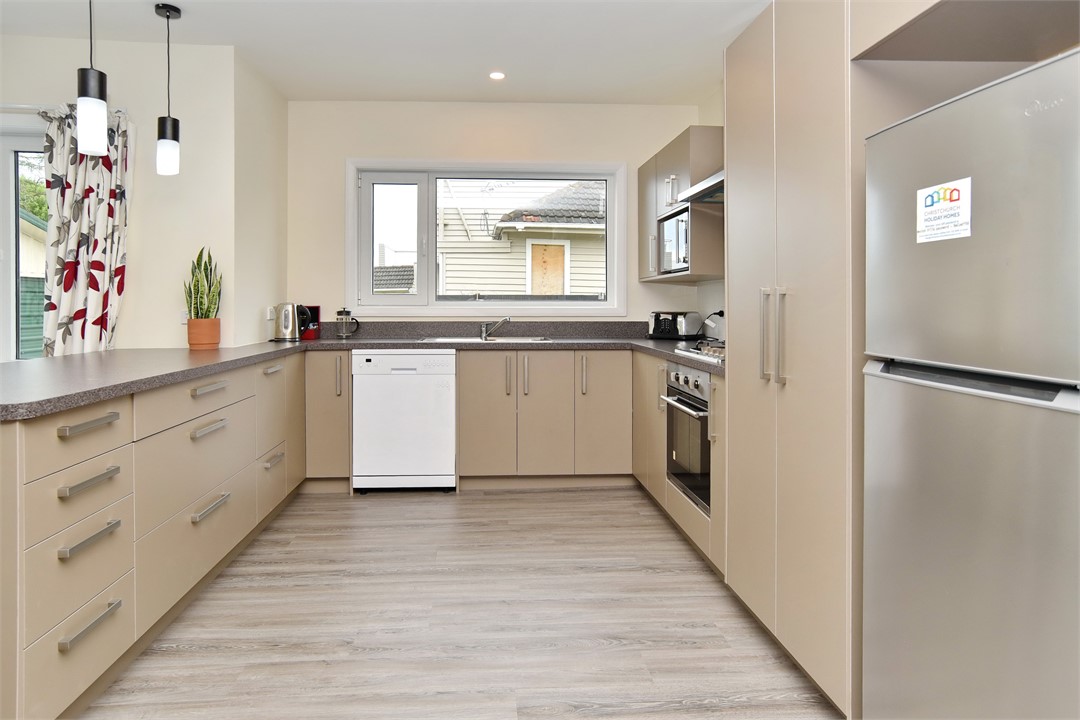 Well equipped kitchen with dishwasher, cooking hob