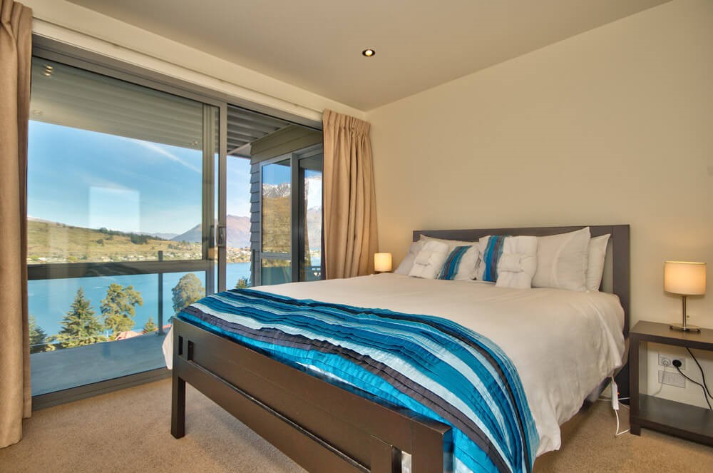 04 SPACIOUS BEDROOMS - ALL with AMAZING LAKE VIEWS