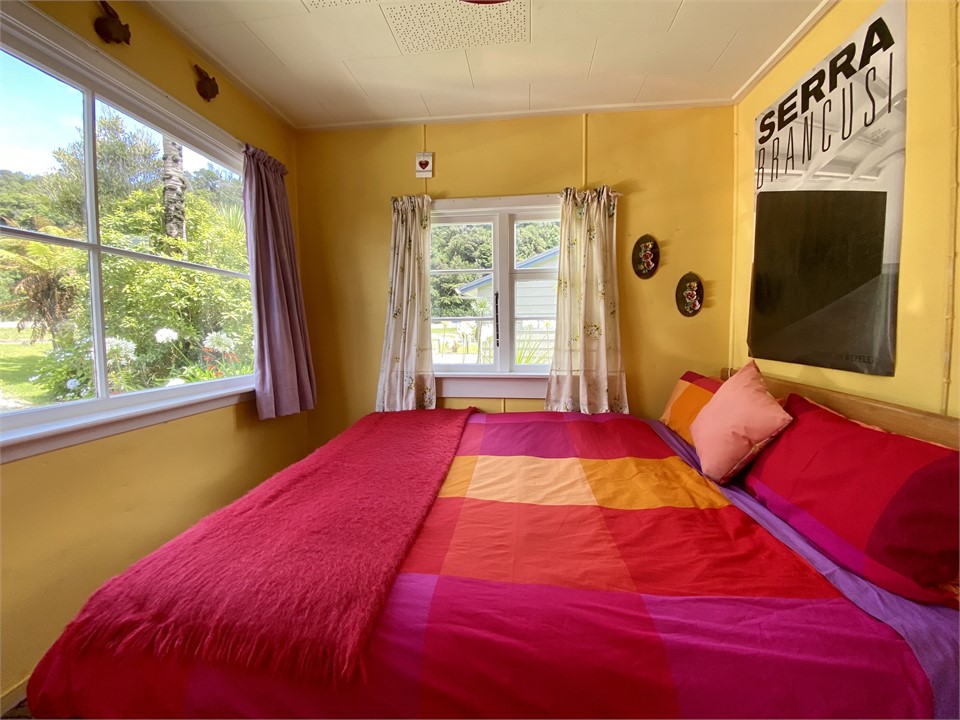 Bach: queen-size bed