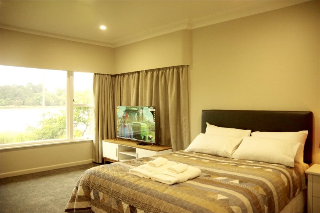 master bedroom (lake view)