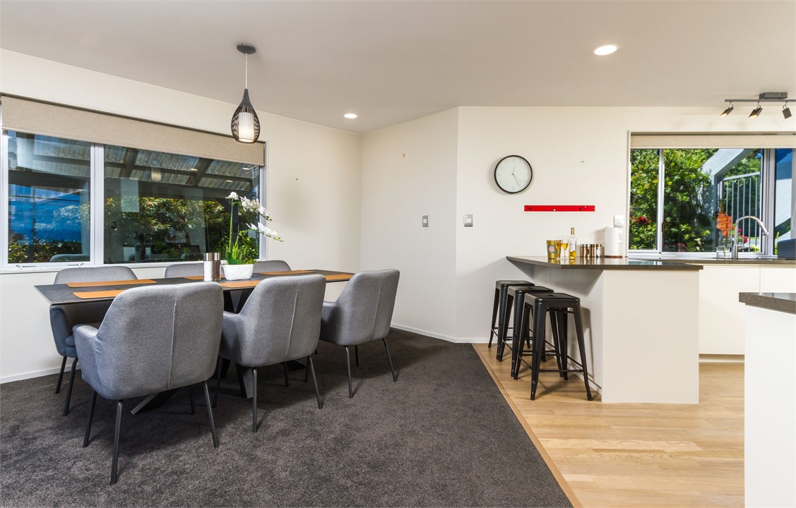 Open kitchen & dining area