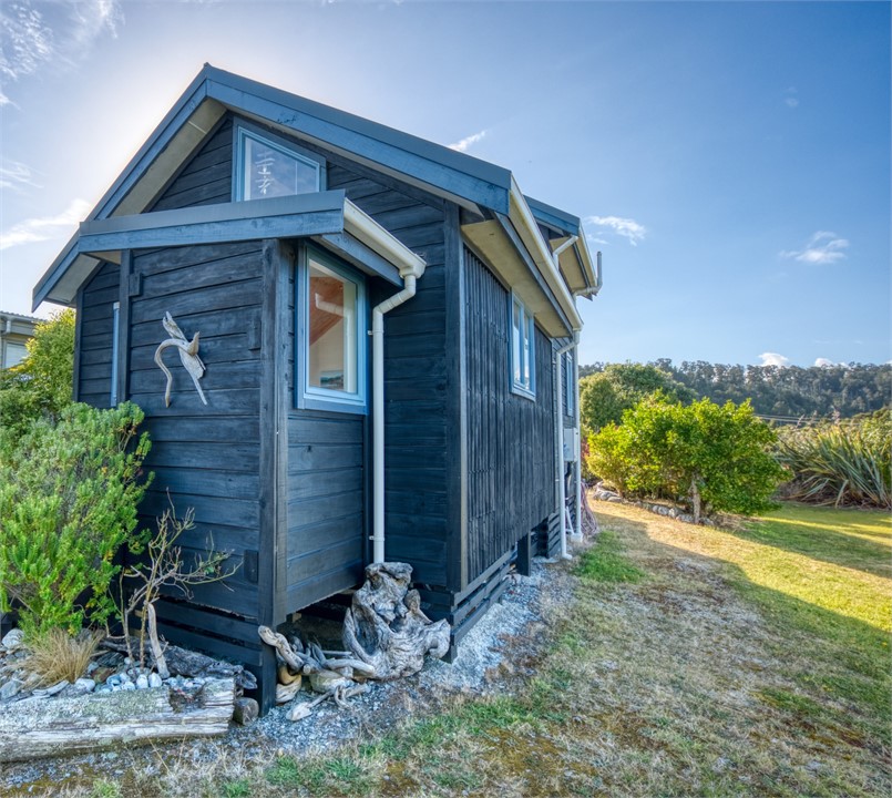 Kotuku Cottage. A few minutes walk from the beach 