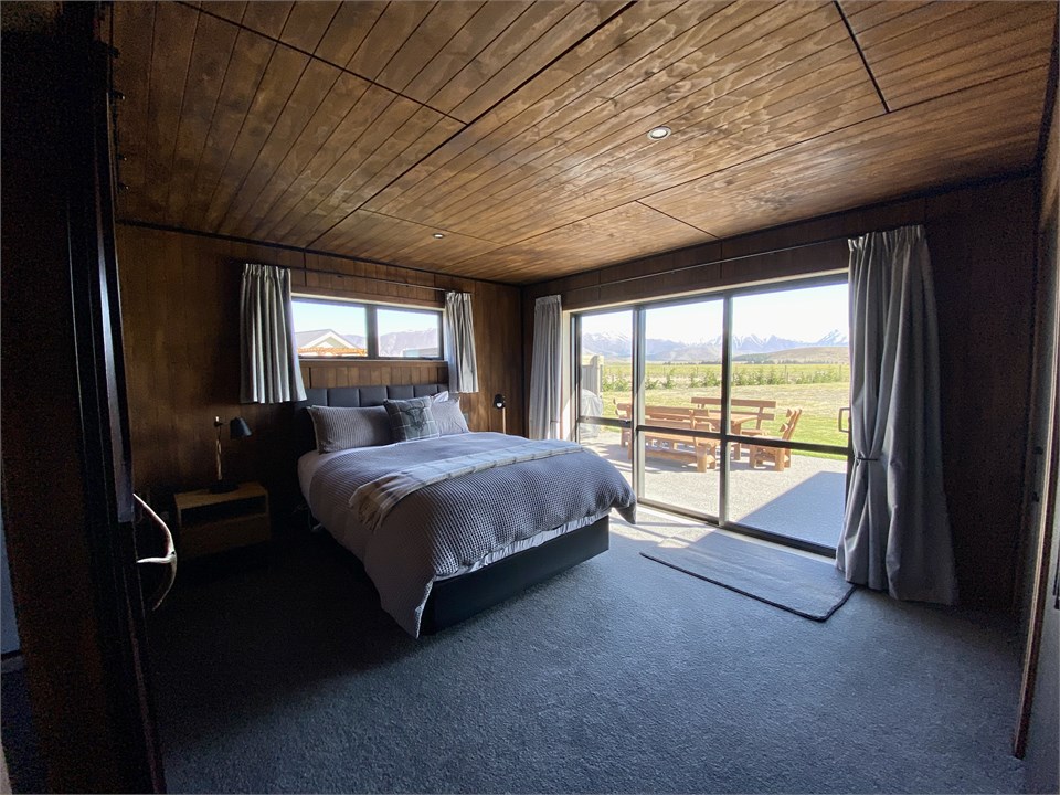 Bedroom 2 - Queen bed