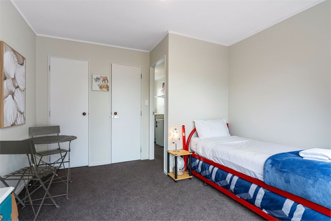 Single bed with rollaway trundler (sleep-out)