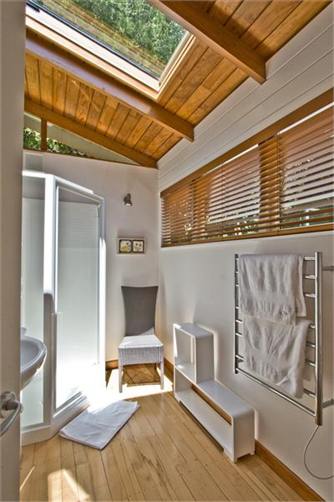 Looking into the bathroom ... 