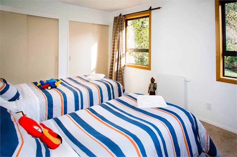 4th bedroom w two king single or zip together as a