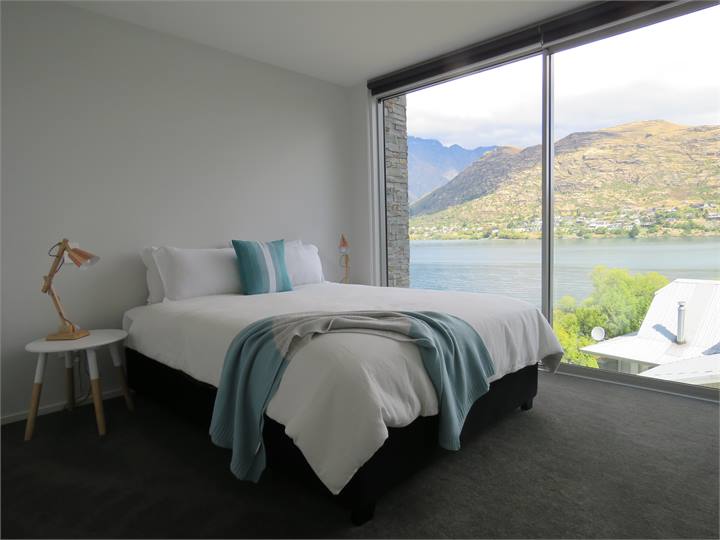 1st bedroom - Queen bed 