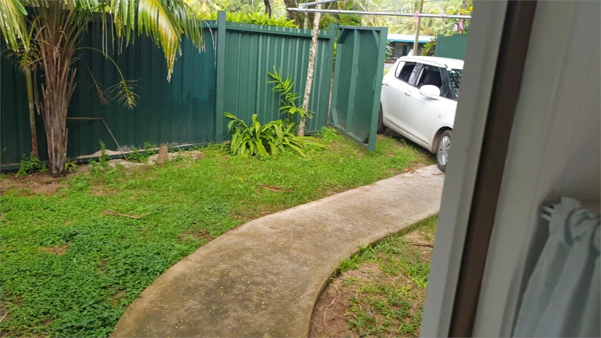 Off road gated parking and washing line area