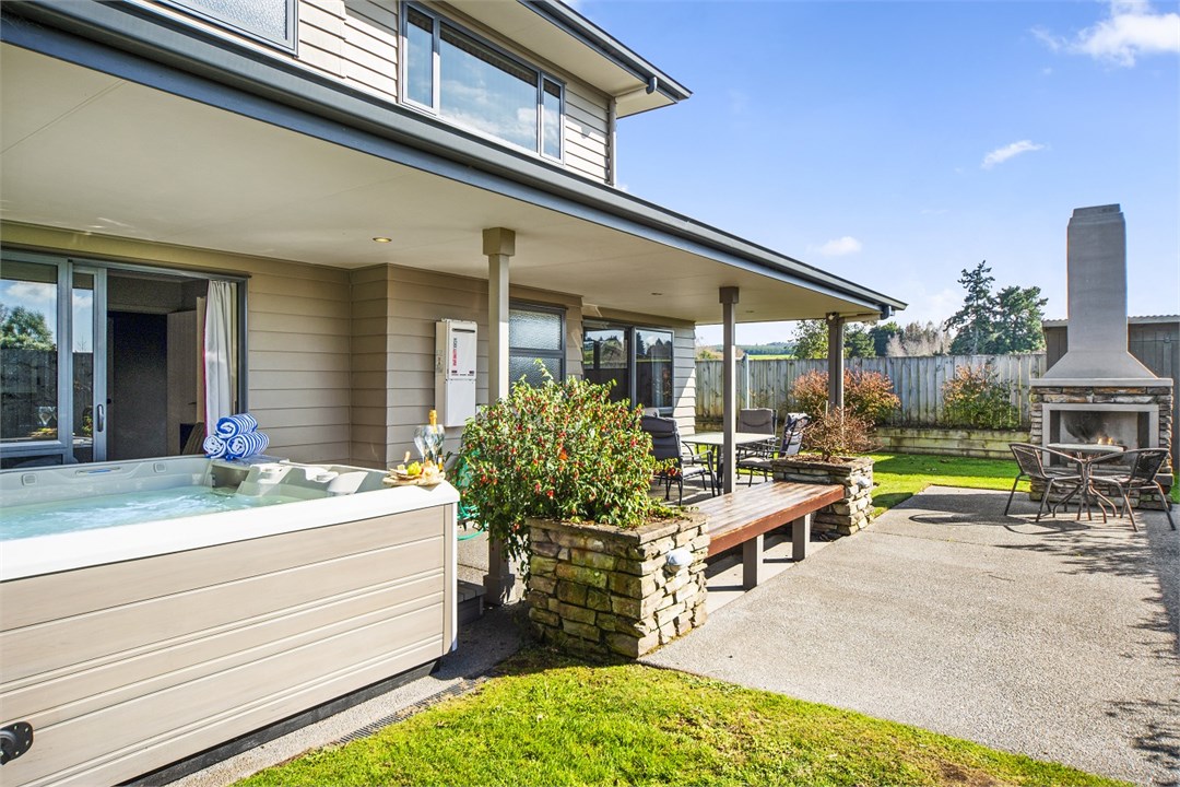 Outdoor Fireplace & Spa Pool