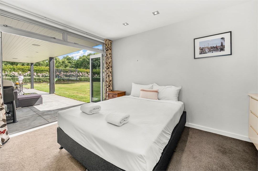 Bedroom 2 with 1 x queen bed