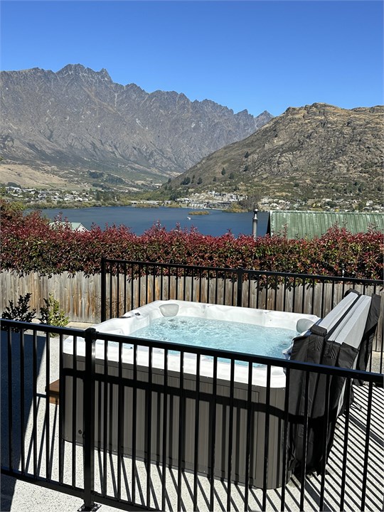 Spa Pool/Hot Tub has amazing mountain views